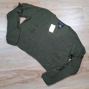 🔸️NWT Absolutely Olive Distressed Vneck Crop Sweater XSmall